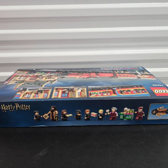 LEGO Harry Potter Hogwarts Express & Hogsmeade Station (Set 76423) - Picture 4 of 8